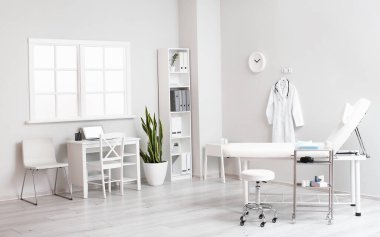 Klinikteki modern doktorun bürosunun içinde.