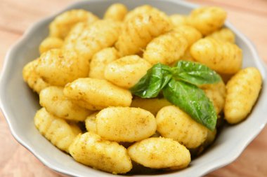 Masada lezzetli pesto gnocchi tabağı, yakın plan.