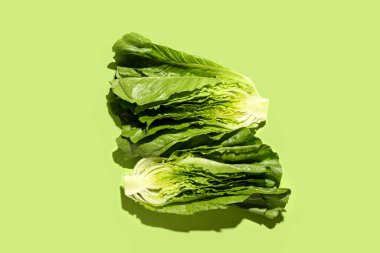 Renkli arkaplanda taze romaine marulu