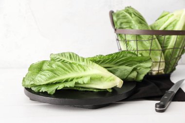 Hafif ahşap masada taze marul, yakın plan.