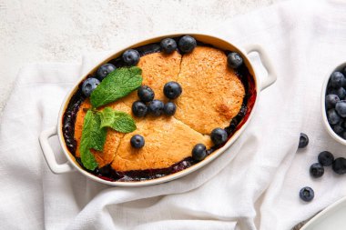 Açık arkaplanda yabanmersinli turta pişirme