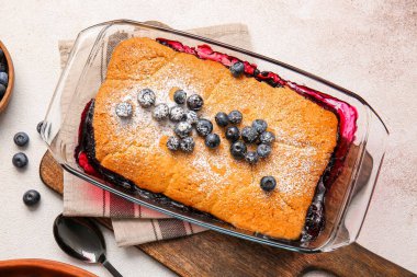 Açık arkaplanda yabanmersinli turta pişirme