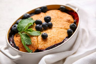 Masada yaban mersinli turta pişiriyorum, yakın plan.