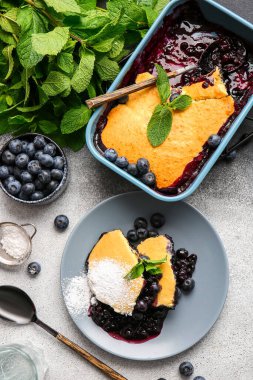 Yaban mersinli turta ve nane arkaplanlı kompozisyon