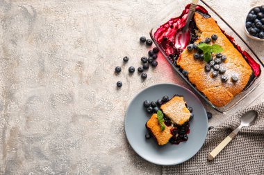 Açık arkaplanda yabanmersinli tart kompozisyonu