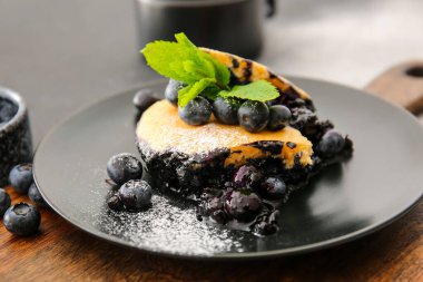 Tabakta yabanmersinli turta var, yakın plan.