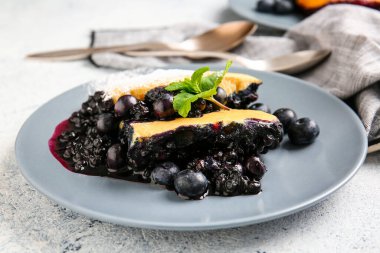 Hafif arkaplanda yabanmersinli turta parçaları, yakın plan.