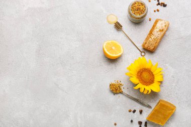 Grunge arka planında limon olan farklı arı ürünleri