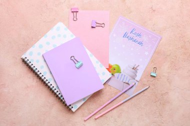 Rosh hashanah (Yahudi Yeni Yılı) için renkli arkaplanlı tebrik kartı