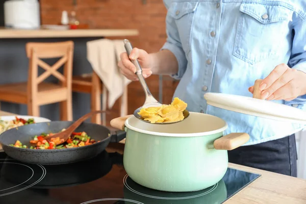 Žena Vaření Chutné Ravioli Kuchyni — Stock fotografie