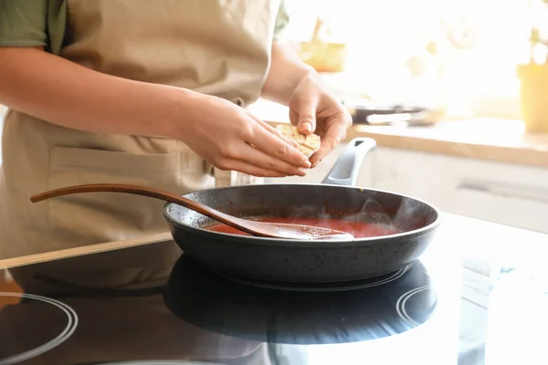 Woman Preparing Tomato Sauce Kitchen — Stock Photo, Image