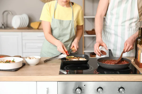 Young Couple Cooking Kitchen — Stock Photo, Image
