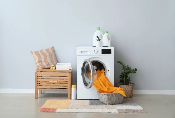 Interior Del Cuarto Baño Con Lavadora Moderna — Foto de Stock