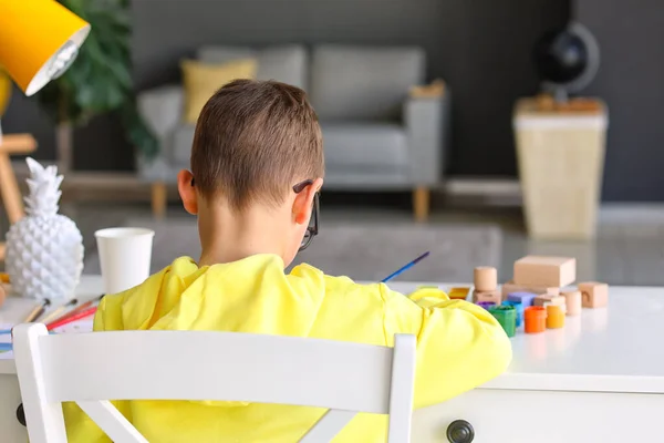 Niedlichen Kleinen Jungen Malen Hause — Stockfoto