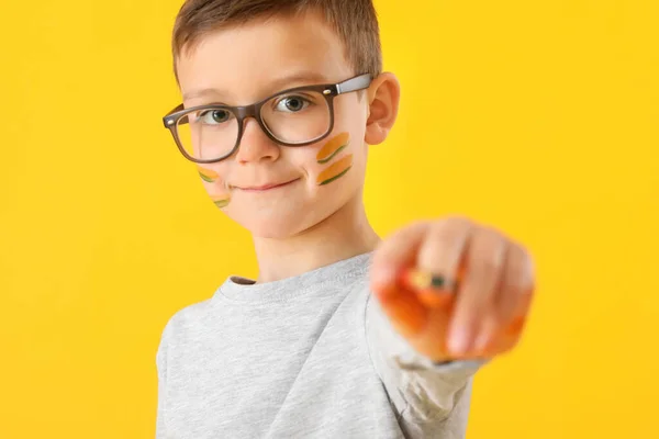 Menino Bonito Com Pintura Rosto Contra Fundo Cor — Fotografia de Stock