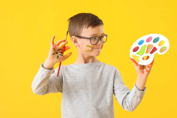 Menino Bonito Com Paleta Tinta Escova Fundo Cor — Fotografia de Stock