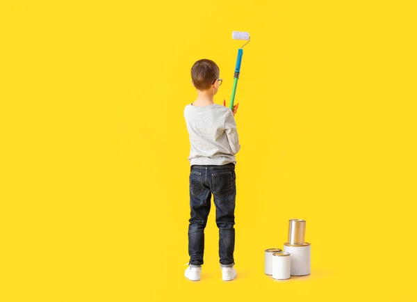 Söt Liten Pojke Med Färg Roller Färg Bakgrund — Stockfoto