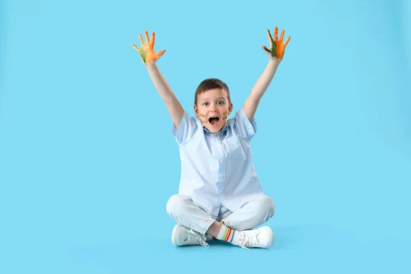 Ragazzino Carino Con Mani Vernice Sfondo Colori — Foto Stock