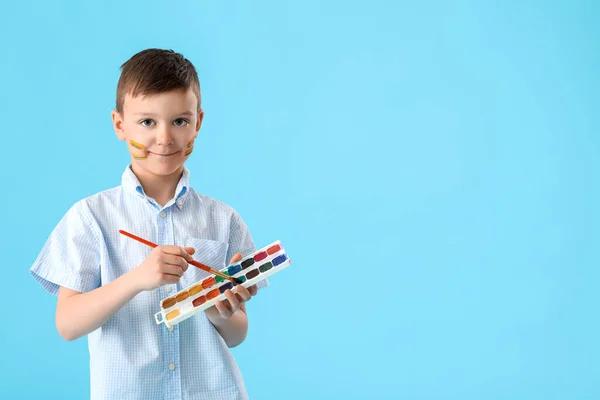 Cute Little Boy Farbami Pędzlem Tle Koloru — Zdjęcie stockowe