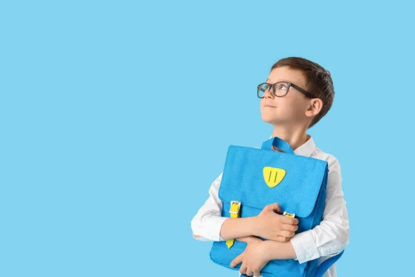 Kleiner Schuljunge Mit Rucksack Auf Farbigem Hintergrund — Stockfoto