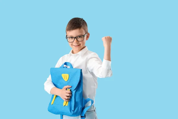 Glücklicher Kleiner Schuljunge Mit Rucksack Auf Farbigem Hintergrund — Stockfoto