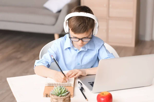 Mały Uczeń Uczy Się Online Domu — Zdjęcie stockowe