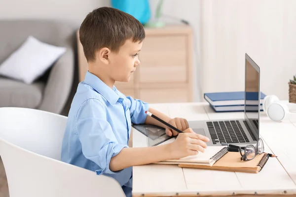 Mały Uczeń Uczy Się Online Domu — Zdjęcie stockowe