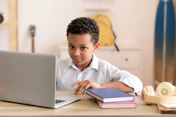 Mały Afroamerykanin Uczący Się Online Domu — Zdjęcie stockowe