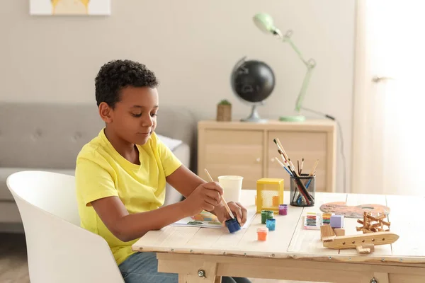 Pequeño Niño Afroamericano Pintando Casa — Foto de Stock