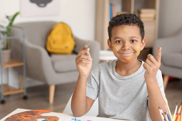 Menino Afro Americano Pintando Casa — Fotografia de Stock