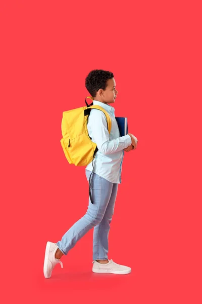 Pequeño Colegial Afroamericano Con Libros Sobre Fondo Color —  Fotos de Stock