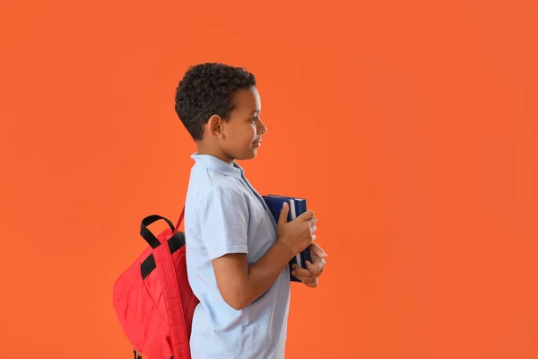 Kleiner Afroamerikanischer Schuljunge Mit Büchern Auf Farbigem Hintergrund — Stockfoto