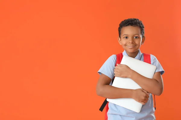Mały Afro Amerykański Uczeń Laptopem Tle Koloru — Zdjęcie stockowe