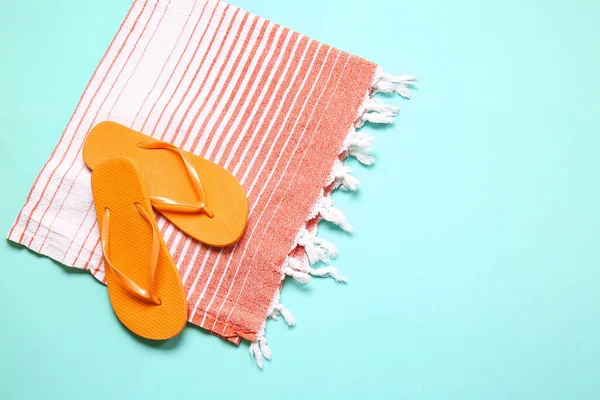 Infradito Alla Moda Asciugamano Sfondo Colori — Foto Stock