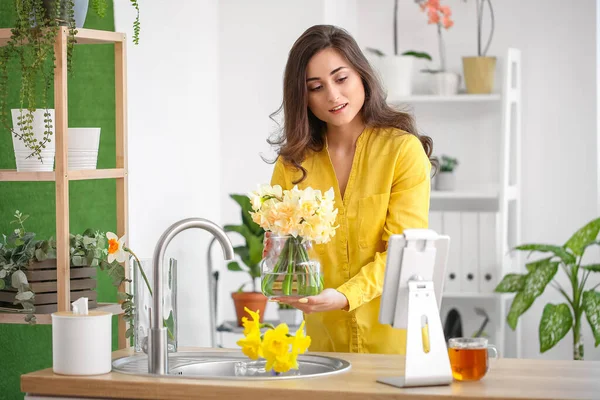 Mujer Joven Con Ramo Flores Narcisas Tableta Computadora Casa —  Fotos de Stock