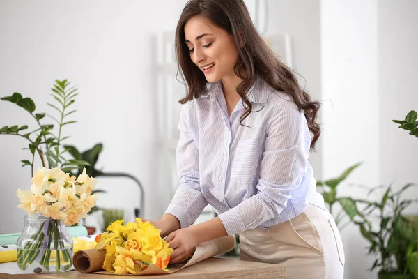 Kvinna Florist Med Vackra Narcissus Blommor Verkstad — Stockfoto