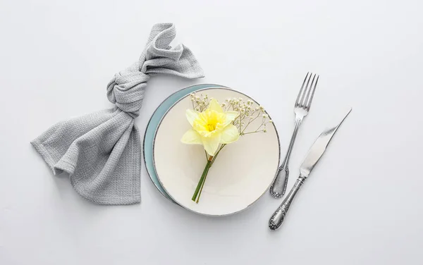 Gyönyörű Asztal Beállítás Nárcisz Virág Fehér Háttér — Stock Fotó