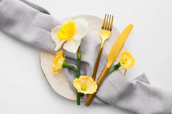 Schöne Tischdekoration Mit Narzissenblumen Auf Weißem Hintergrund — Stockfoto