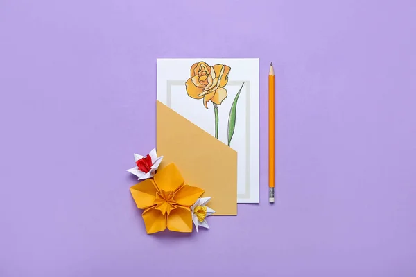 Origami Narcissus Λουλούδι Μολύβι Και Ευχετήρια Κάρτα Στο Φόντο Χρώμα — Φωτογραφία Αρχείου