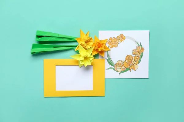 Origami Narciso Flores Marco Blanco Tarjeta Felicitación Sobre Fondo Color —  Fotos de Stock