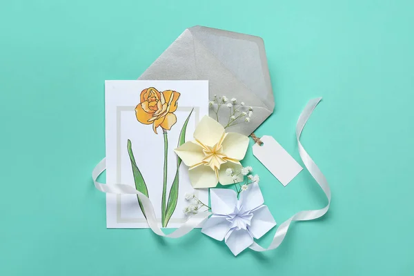 Origami Narcissus Blommor Kuvert Och Gratulationskort Färg Bakgrund — Stockfoto