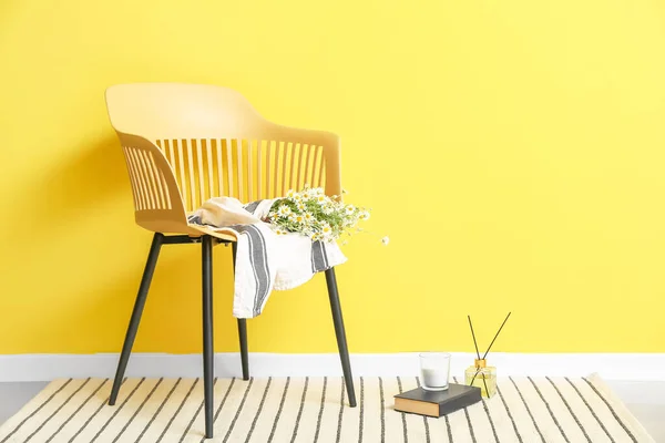 Chair Beautiful Chamomiles Color Wall — Stock Photo, Image