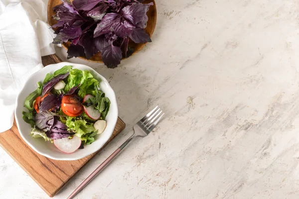 Schaal Met Lekkere Verse Salade Lichte Achtergrond — Stockfoto