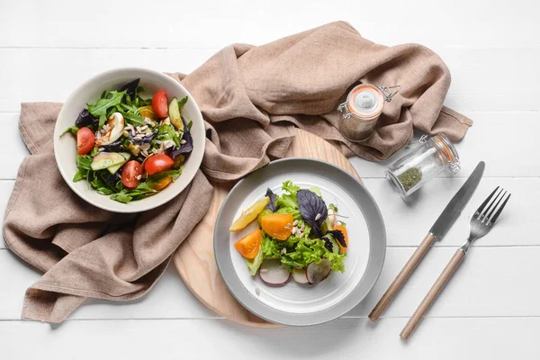 Platen Met Lekkere Verse Salade Specerijen Lichte Houten Ondergrond — Stockfoto