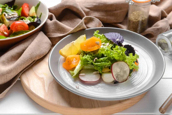 Plaat Met Lekkere Verse Salade Lichte Houten Ondergrond Close — Stockfoto