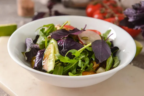 Bol Avec Salade Fraîche Savoureuse Sur Table Gros Plan — Photo