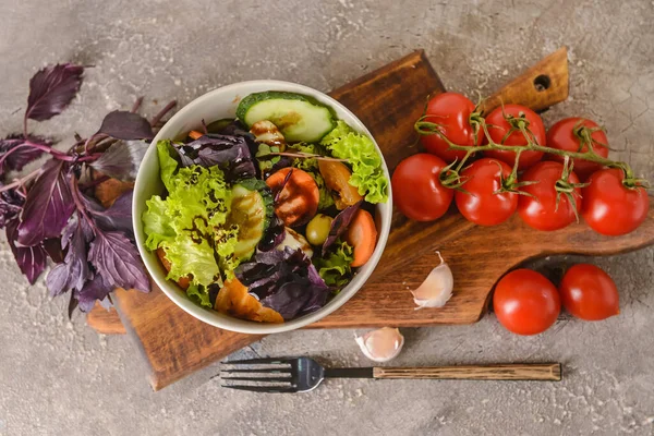 Schaal Met Lekkere Verse Salade Grunge Achtergrond — Stockfoto