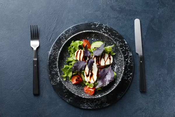 Bord Met Lekkere Verse Salade Bestek Donkere Ondergrond — Stockfoto