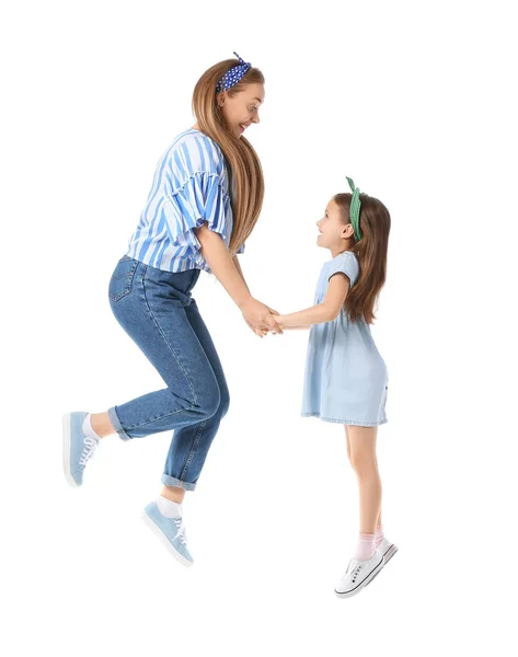 若い女性と彼女の小さな娘をジャンプします — ストック写真