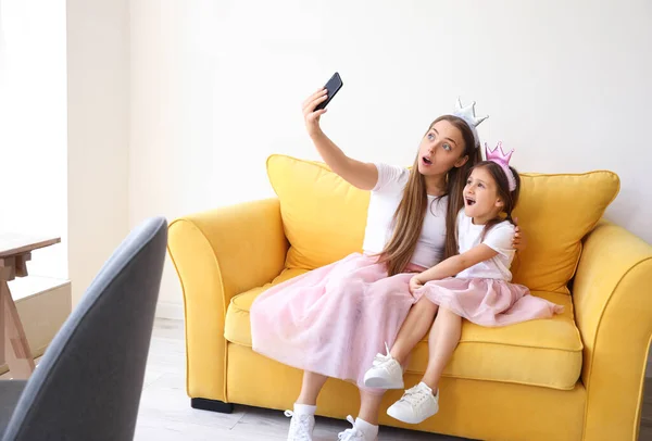 Mladá Žena Její Malá Dcera Berou Selfie Doma — Stock fotografie